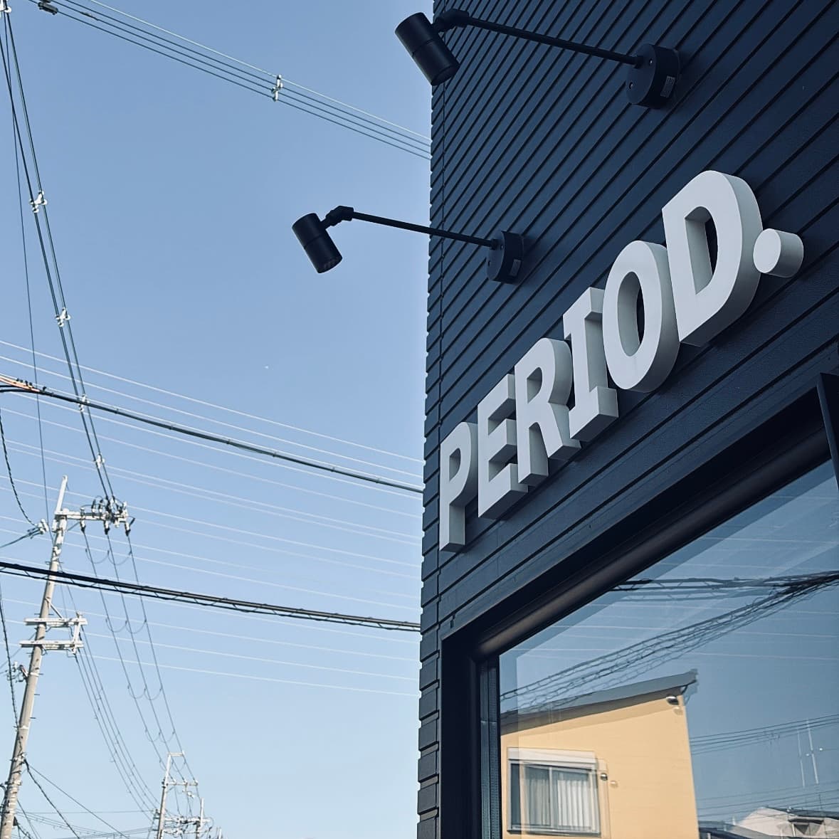 PERIOD.の看板が掲げられた店舗外観